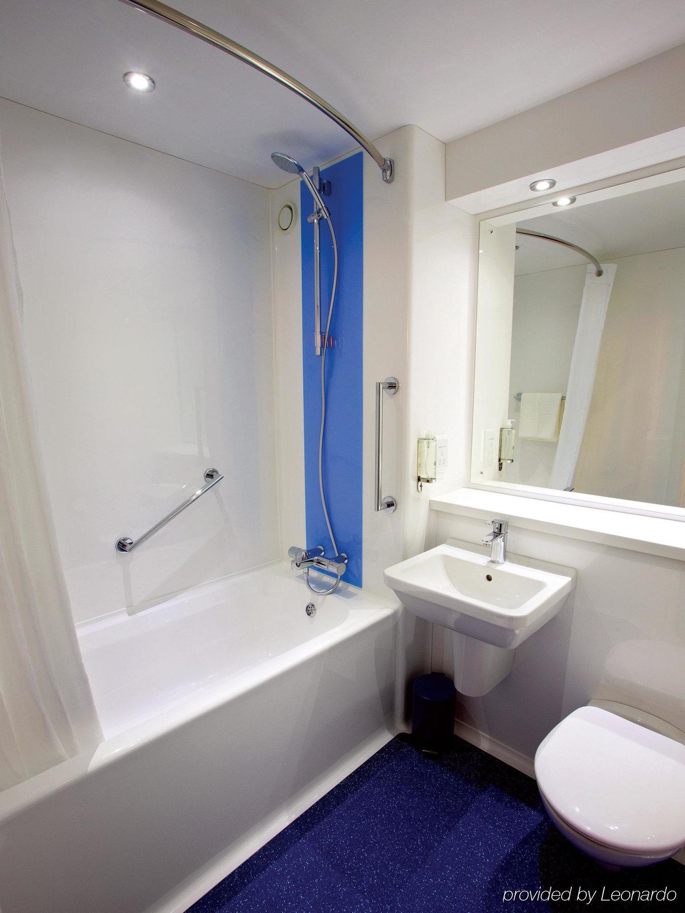 Travelodge Battersea ロンドン エクステリア 写真