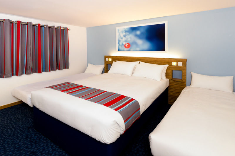Travelodge Battersea ロンドン エクステリア 写真