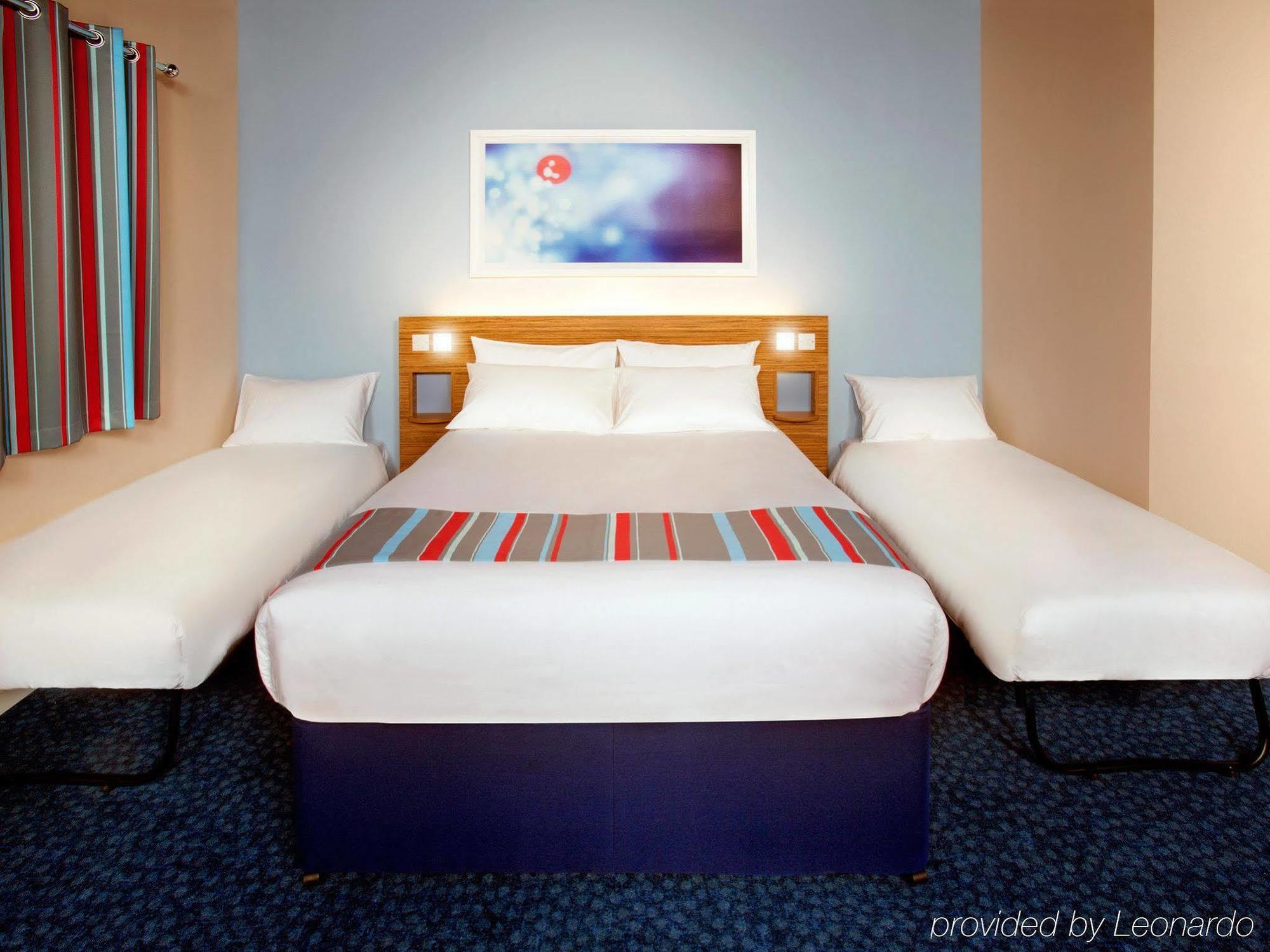 Travelodge Battersea ロンドン エクステリア 写真