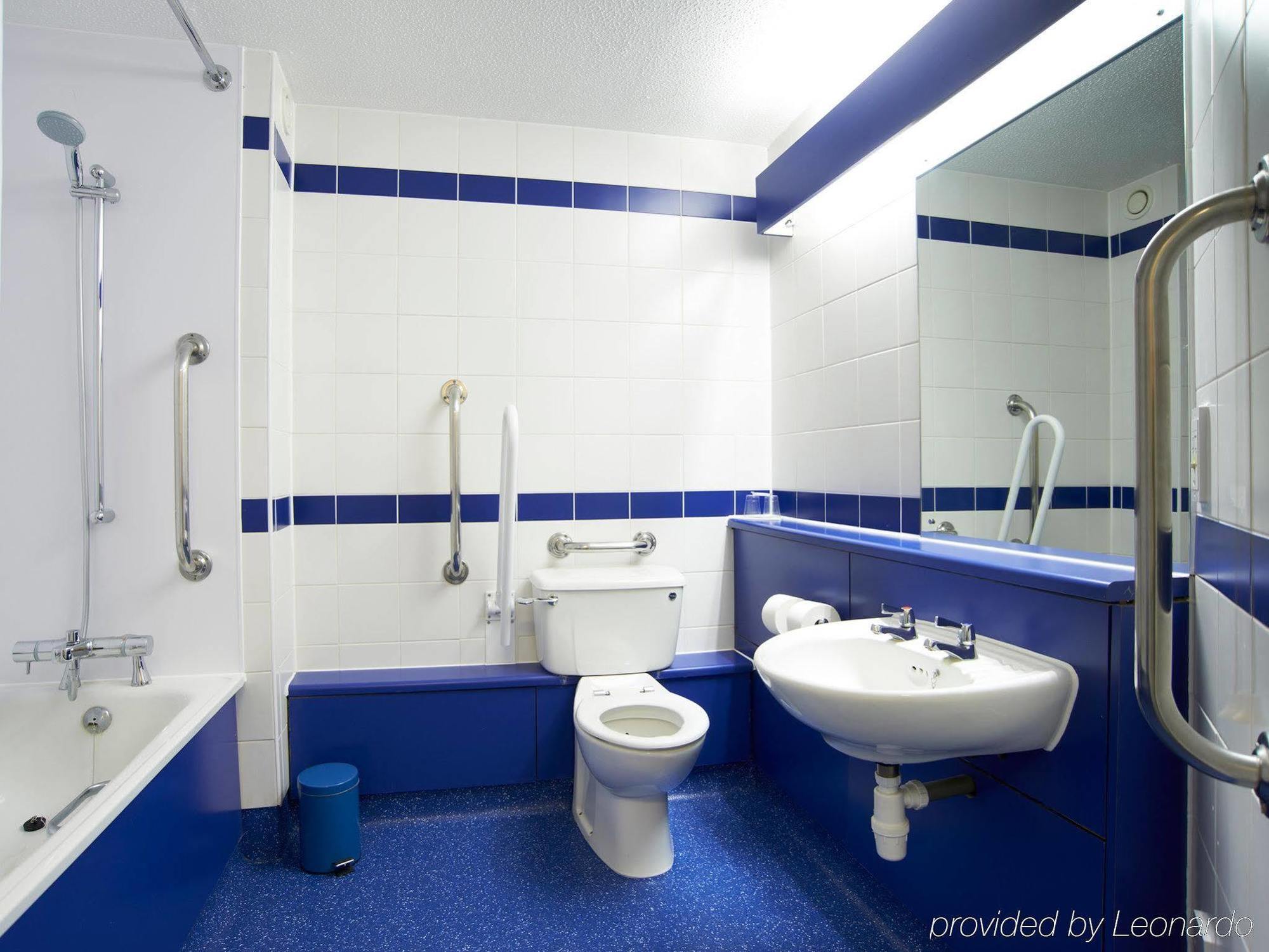 Travelodge Battersea ロンドン エクステリア 写真