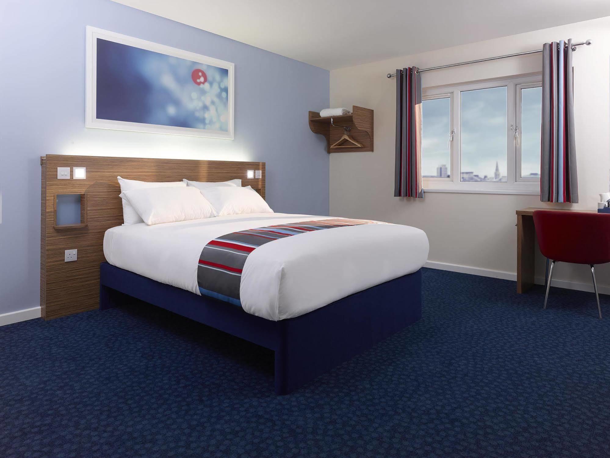 Travelodge Battersea ロンドン エクステリア 写真