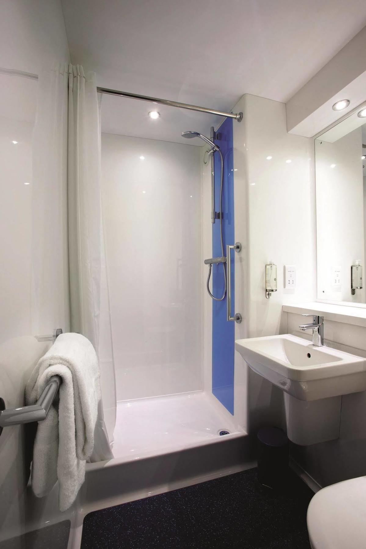 Travelodge Battersea ロンドン エクステリア 写真